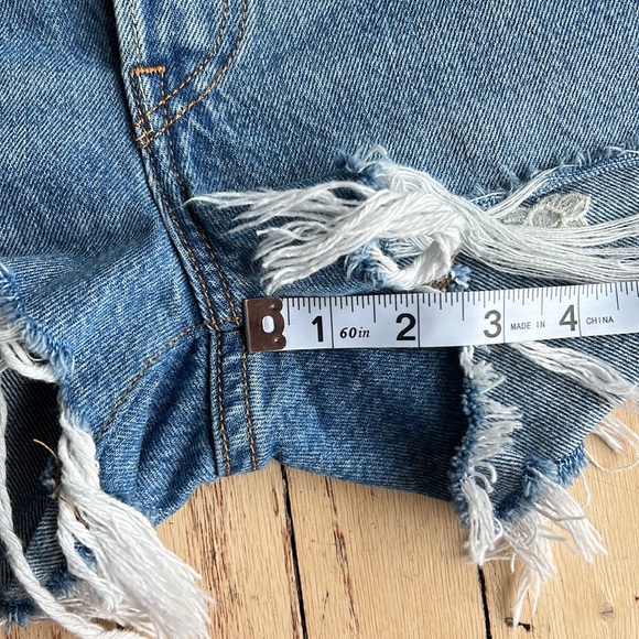 Levi’s high waisted shorts size 30 great condition - Picture 8 of 9